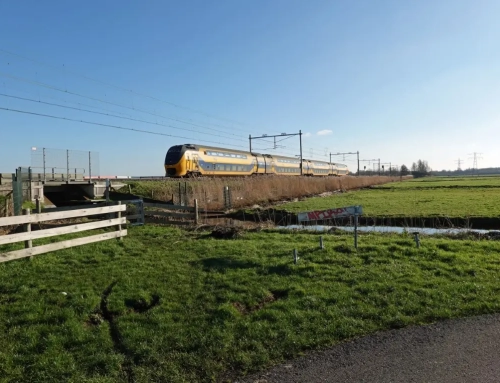 Landschapstafel klimt in de pen over spoor